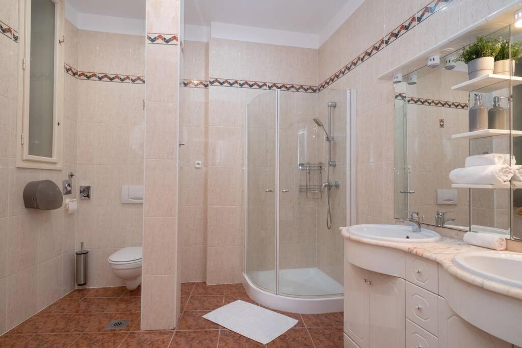Best Located, 150 M2 5 Bedrooms Apt., Βουδαπέστη Εξωτερικό φωτογραφία