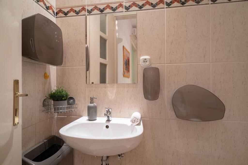 Best Located, 150 M2 5 Bedrooms Apt., Βουδαπέστη Εξωτερικό φωτογραφία