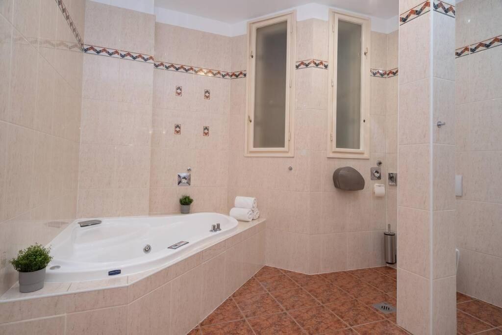 Best Located, 150 M2 5 Bedrooms Apt., Βουδαπέστη Εξωτερικό φωτογραφία