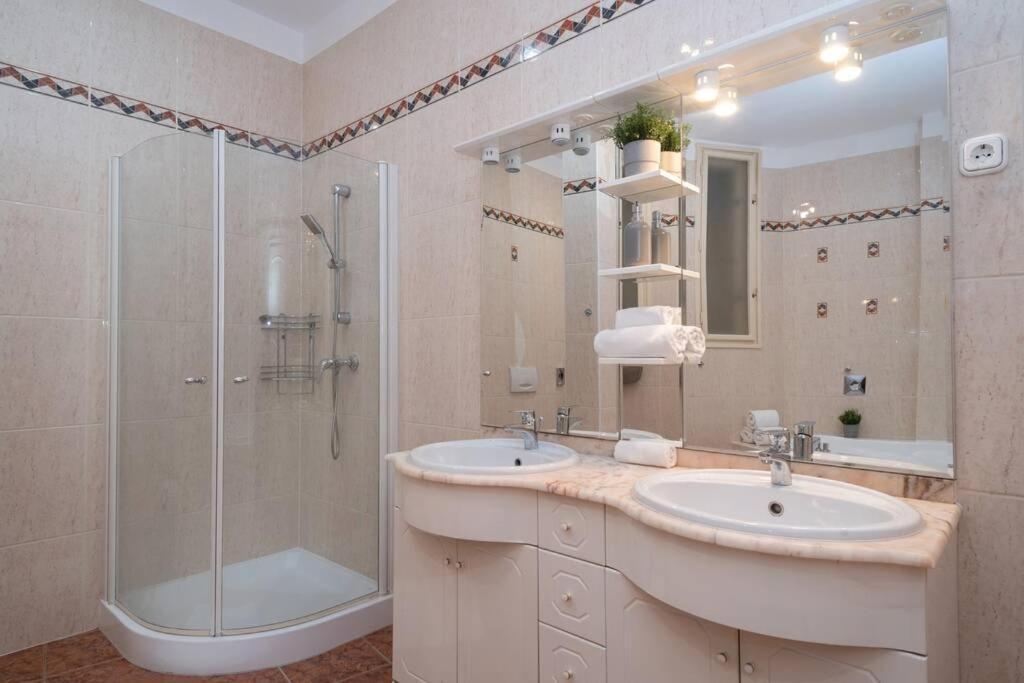 Best Located, 150 M2 5 Bedrooms Apt., Βουδαπέστη Εξωτερικό φωτογραφία